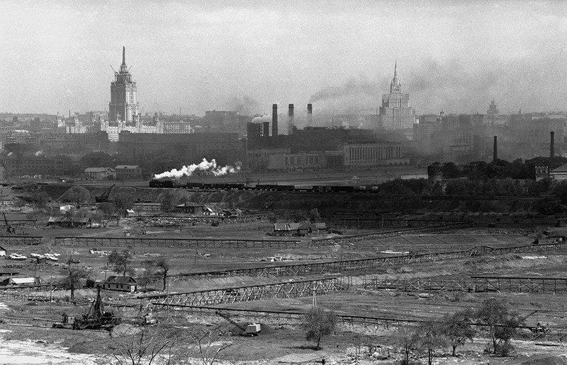 Строительство в Лужниках.  Фото 1955 г. Е. Умнова.