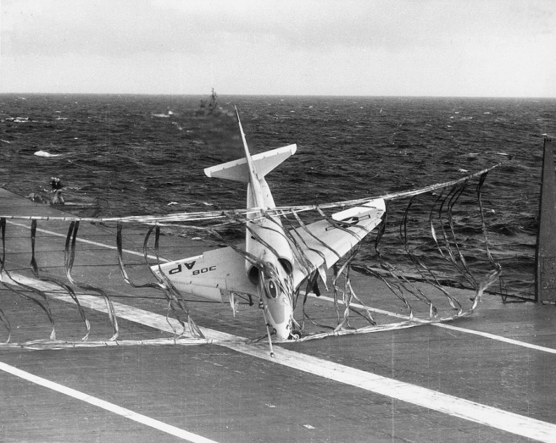 Лёгкий штурмовик Douglas A-4 Skyhawk, пойманный палубным аэрофинишёром на одном из авиносцев ВМС США; вторая половина 50-х гг.