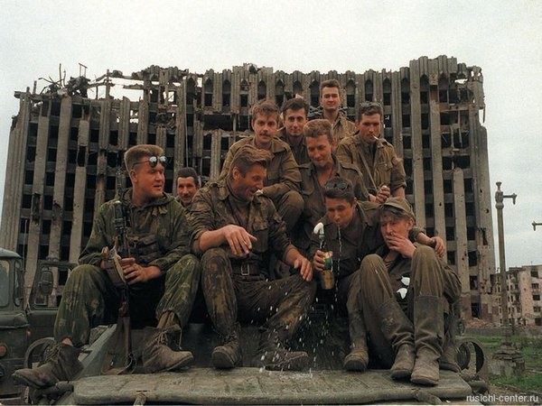 Российские войска празднуют захват президентского дворца в Грозном, Первая чеченская война, 1995 год.