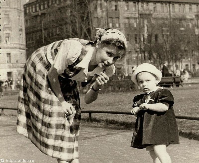"Сейчас вылетит птичка". Ленинград , Петроградская сторона , 1950