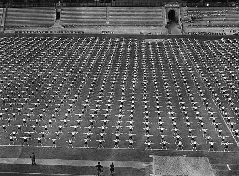 Гимнастические упражнения юношеской фашистской организации на стадионе в Милане, 1930-е.