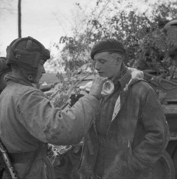 Советский танкист наливает водки британскому сапёру, май 1945 года.