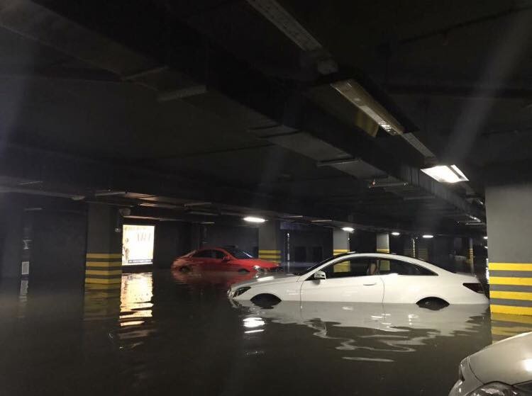 В Красногорске затопило паркинг в элитном доме