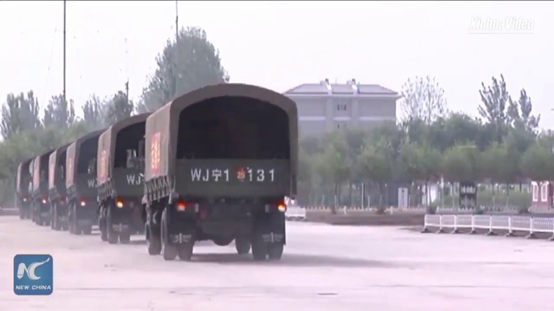 Экстренный разворот колонны армейских грузовиков в Китае 