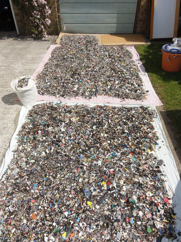 Что обнаружил англичанин, собравший 35 мешков пляжного мусора, после сортировки  