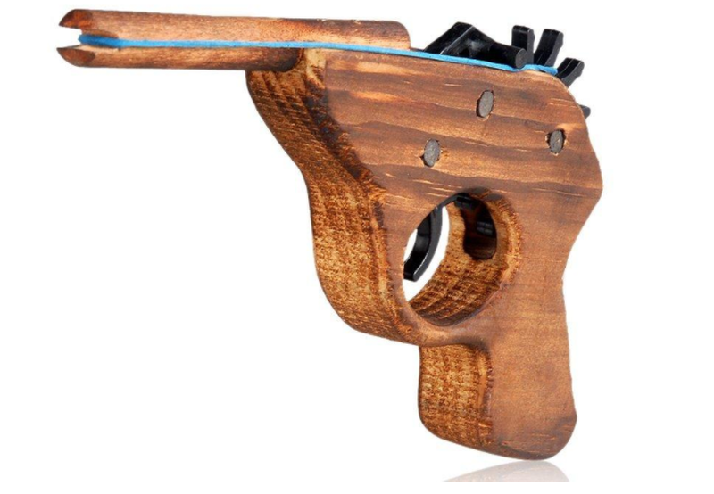 Во что МЫ играли в детстве и во что ОНИ играют сейчас: ТОП-6 самых крутых деревянных пистолетов