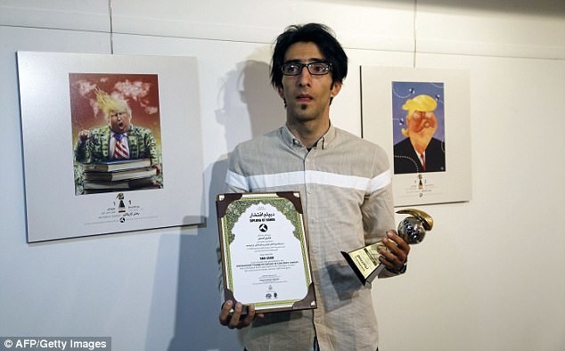 Иранский карикатурист Хади Асади на фоне своей работы, победившей на конкурсе