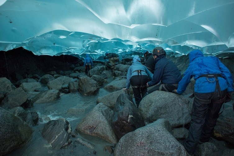 Туристы перед ледником