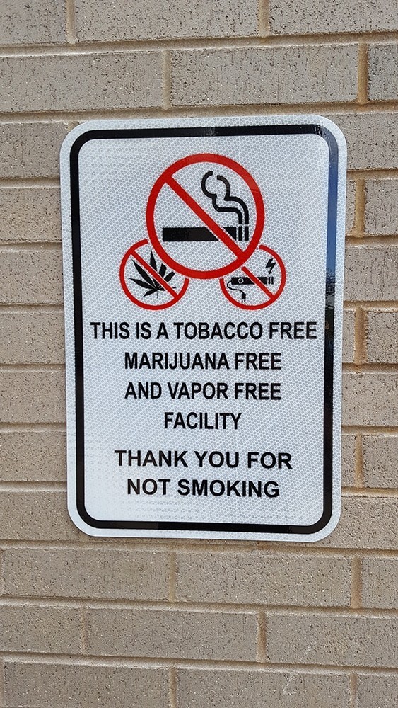 Как выглядит в наше время знак, запрещающий курение