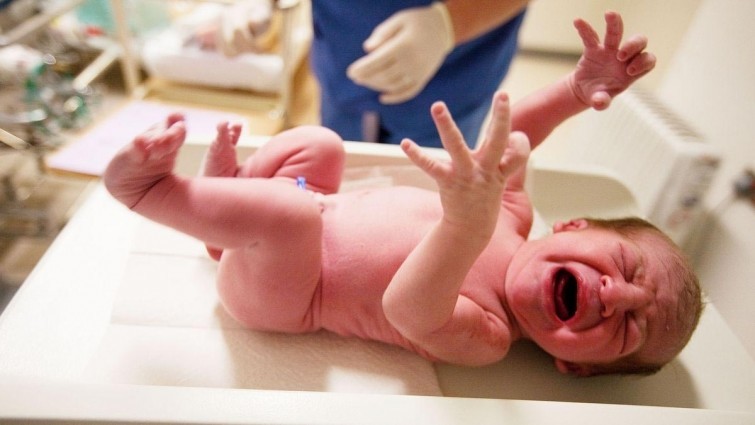 Кал новорожденного младенца калом не считается. Его называют меконий и состоит он из проглоченных во время нахождения внутри матки волосинок, ресничек, клеток кожи и тому подобного