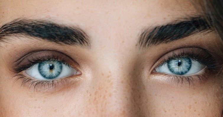 Ваш глаз не распознаётся вашим телом как собственный орган. Другими словами, если бы не было барьера, защищающего глаз от иммунной системы, ваши лейкоциты атаковали бы его. Говоря научным языком, ваш глаз имеет иммунные привилегии