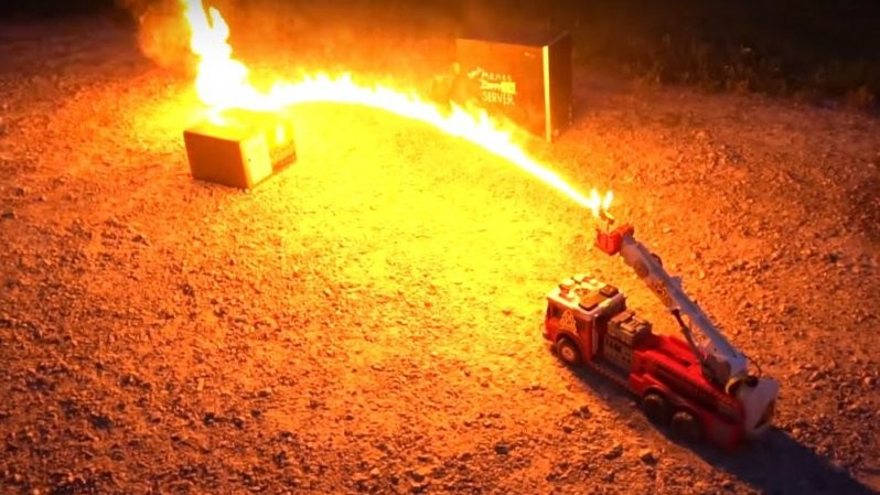 Парень превратил игрушечную пожарную машину в огнемёт