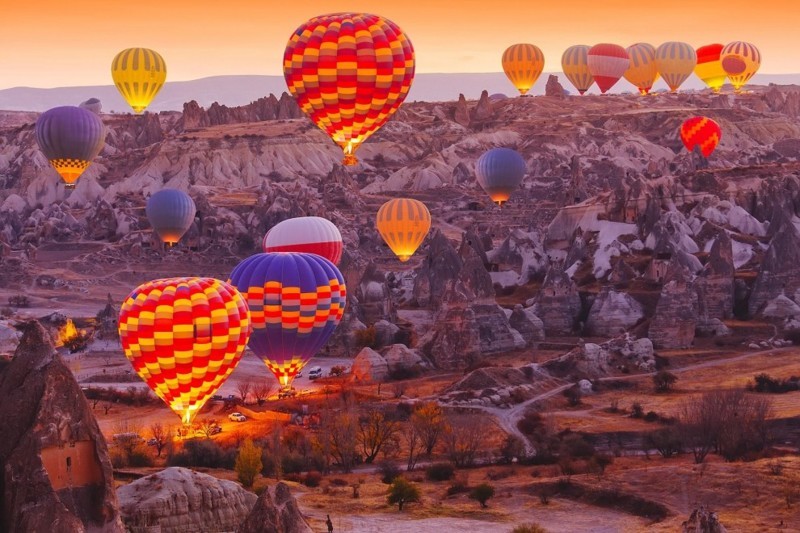 Рассветом над Каппадокией в Турции лучше всего любоваться с воздушного шара.