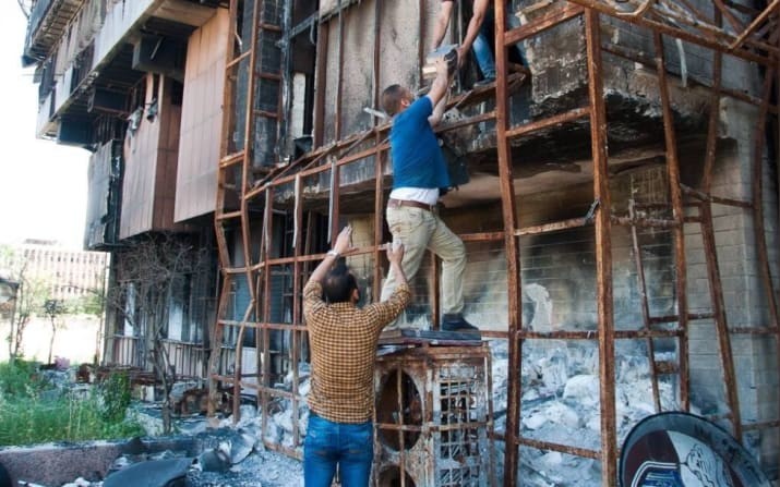Житель Мосула пытается восстановить библиотеку, сожженную боевиками ИГ