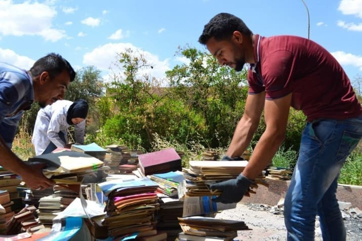 Житель Мосула пытается восстановить библиотеку, сожженную боевиками ИГ