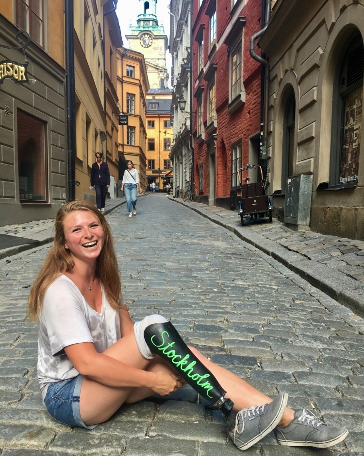 «Нога-меловая доска»: Эта путешественница подписала фото с помощью собственного протеза
