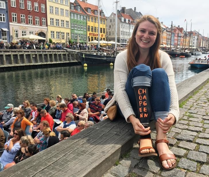 «Нога-меловая доска»: Эта путешественница подписала фото с помощью собственного протеза