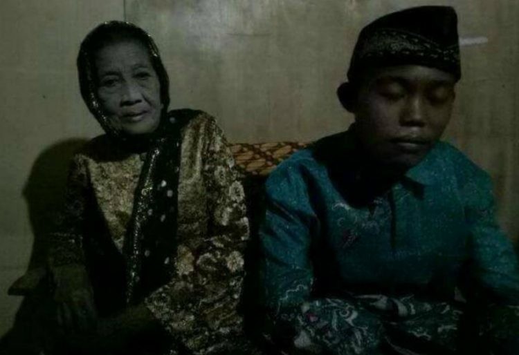 В Индонезии 16-летний мальчик женился на 71-летней женщине