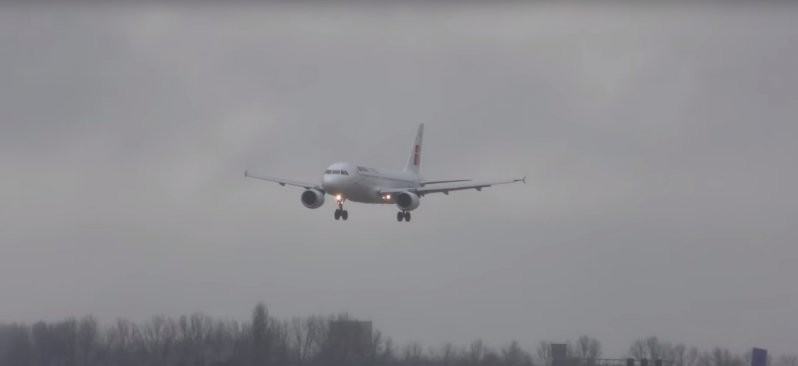 Посадка самолетов в амстердамском аэропорту во время шторма и сильного бокового ветра