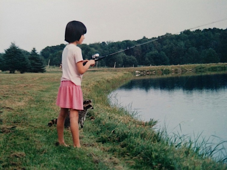  Девочка со своим ручным енотом на рыбалке, 1980-е