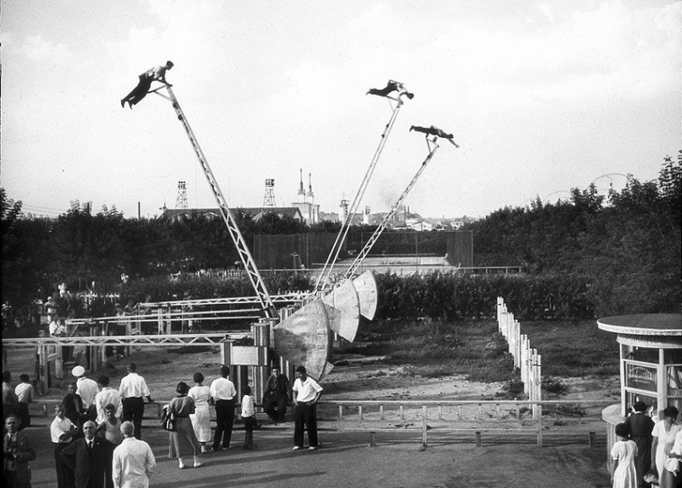  Аттракцион «Летающие люди». Парк Горького, 1937 год. Сеанс состоял из 6 полетов по дуге в 180 градусов