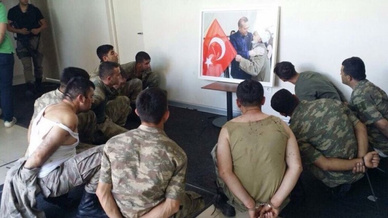  Турецкие офицеры, пытавшиеся арестовать президента Эрдогана, в наказание смотрят на его фотографию целый день, Турция, июль 2016 года