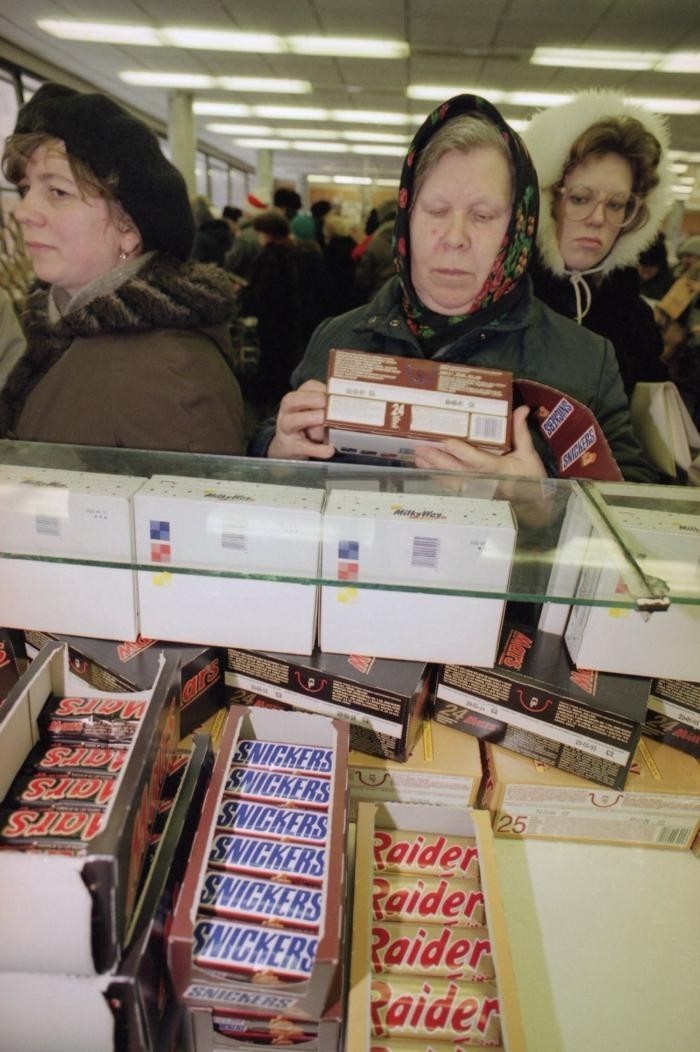 Советские люди покупают шоколадные батончики Snickers, Mars, MilkyWay и Raider (Twix), Москва, 4 января 1991 года