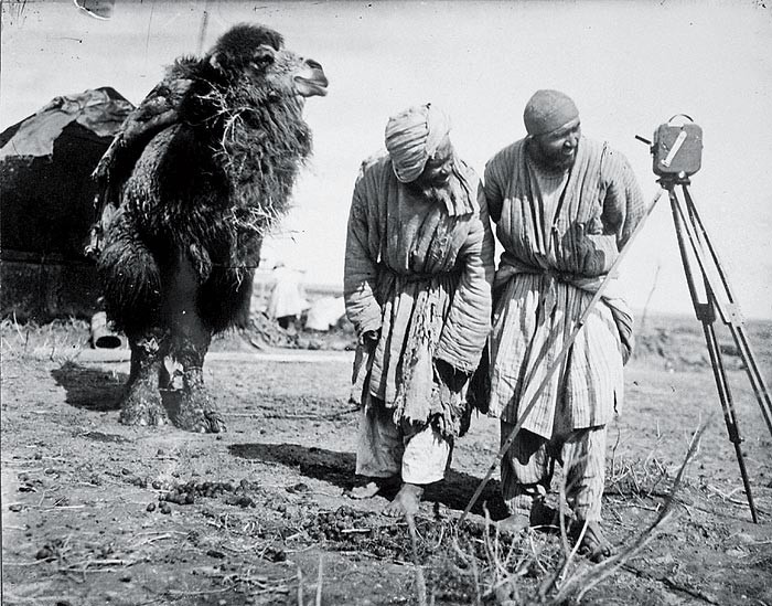 «Любопытный человек». 1926 г. Фотограф Георгий Зельма. Каршинская степь. Узбекистан. СССР.