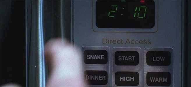 9. В эпизоде фильма "Змеиный полёт", когда змею запихивают в микроволновку, видно, что одна из клавиш так и подписана: "Змея" (Snake)