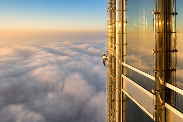Вот это работка! Мойщик окон на уровне 124 этажа, Бурдж-Халифа, Дубай