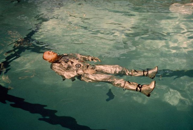 Астронавт Нил Армстронг в скафандре плавает в бассейн с водой в 1967 году.