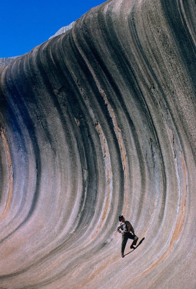 Скала, принявшая форму волны под длительным воздействием ветра и дождя, возвышается над равниной в Западной Австралии, сентябрь 1963