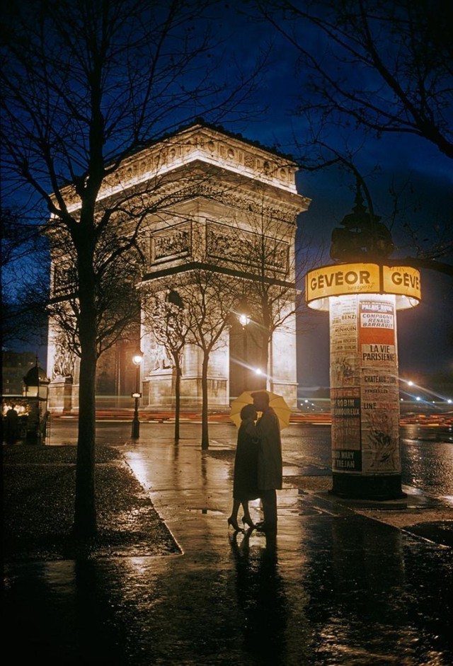 Молодые влюблённые обнимаются рядом с Триумфальной аркой в Париже, 1960