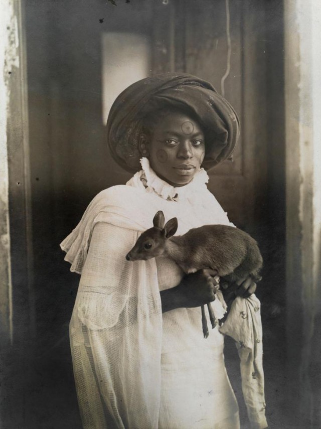 Молодая кенийка со своим любимцем – оленёнком в городе Момбаса, март 1909