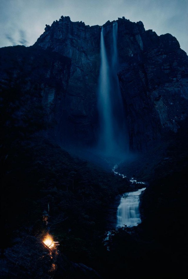 Водопад, с грохотом падающий с горы Ауянтепуи (Ауян-Тепуи) с высоты более 914 метров в Венесуэле, март 1963