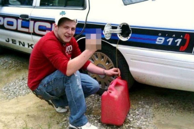 Слил топливо из бензобака полицейской машины