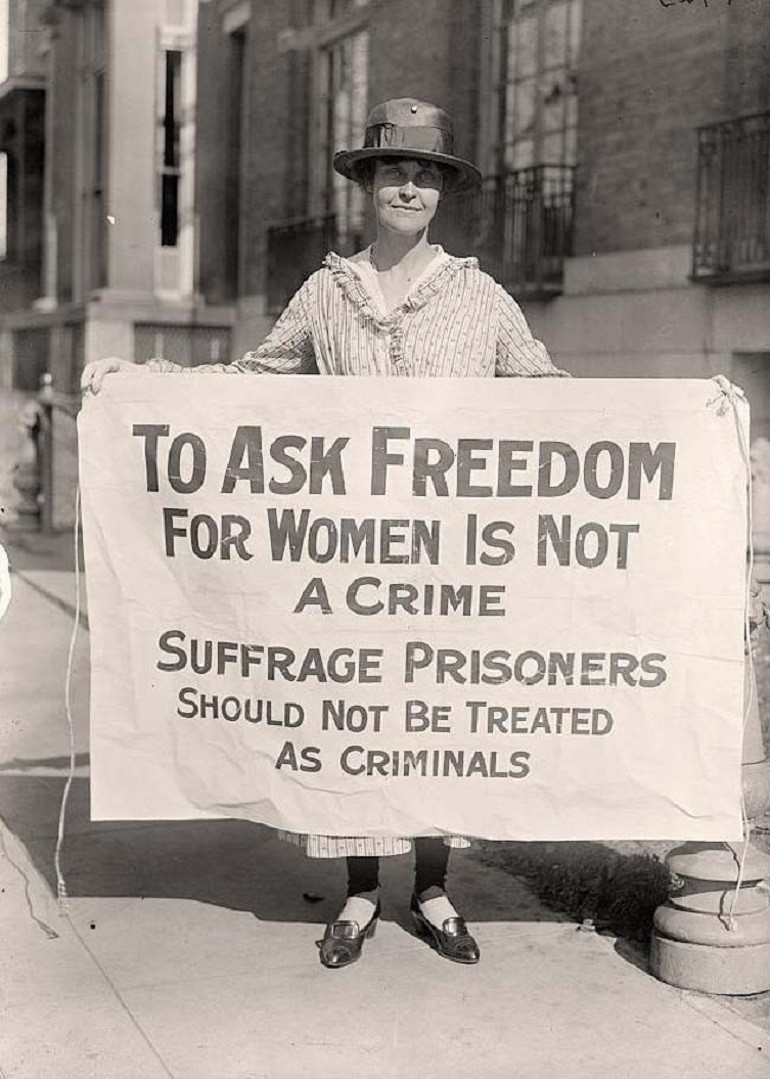 Декларация чувств была принята в 1848 году (штат Нью-Йорк), где на собрании было решено, что движение за права женщин, требующих политических свобод (права на голосование) началось. Движение  обрело название "Суфражизм"