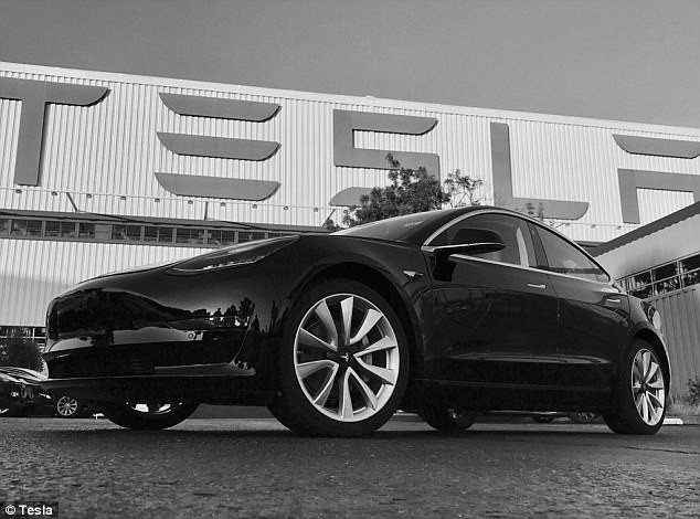 Прямо с конвейера: Илон Маск показал первый бюджетный электрокар Tesla Model 3