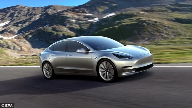 Прямо с конвейера: Илон Маск показал первый бюджетный электрокар Tesla Model 3