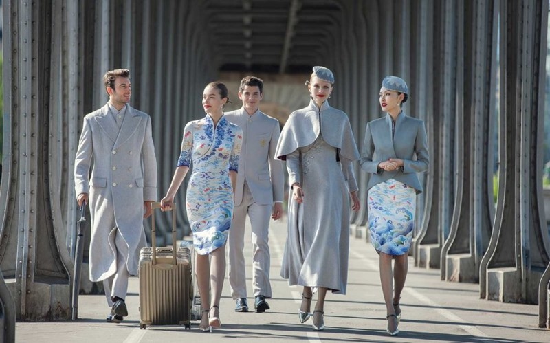 Китайская авиакомпания создала для своих сотрудников униформу, в которой не стыдно продефилировать по модному подиуму 