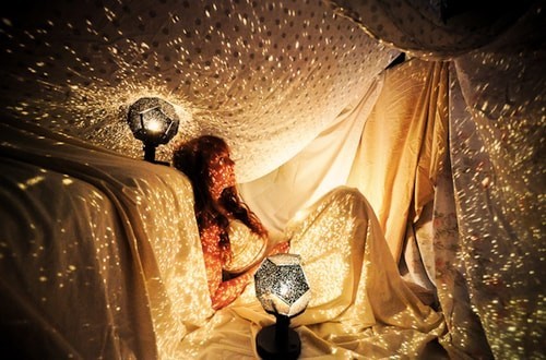 10. Внутри вашего шатра можно развесить гирлянды с лампочками или включить ночники с проекцией звездного неба