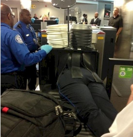 У службы безопасности аэропорта явно выдался нелегкий день
