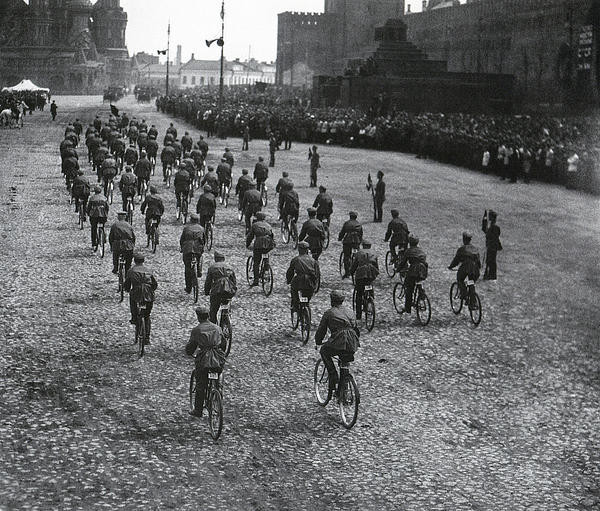 Парад на Красной площади. Велосипедисты  1924 г.