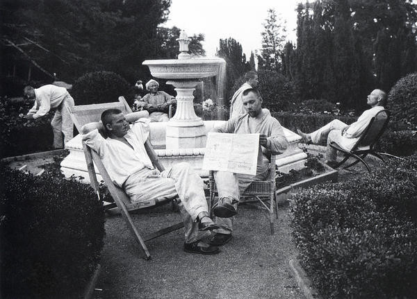 У фонтана. Крестьяне отдыхают в царском дворце Ливадия  1926 г.