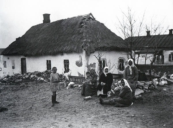 Раскулаченные около своего дома. Украина  1929 г.