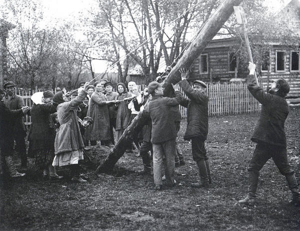 Установка столбов для линии электропередач в деревне Ботино  1925 г.