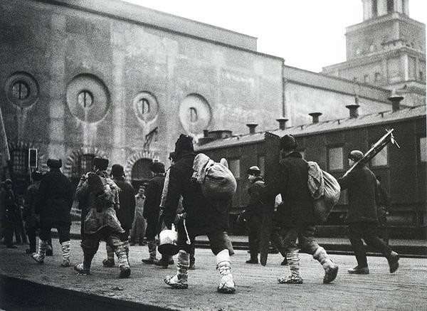 На заработки в Москву. Казанский вокзал  1930 г.