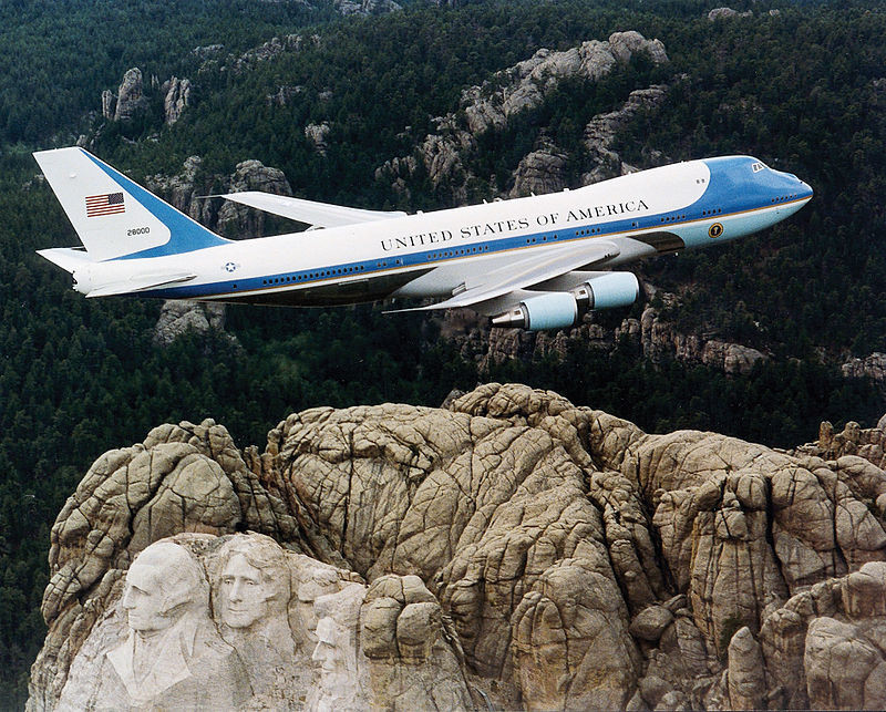 Самолет президента США над горой Рашмор 