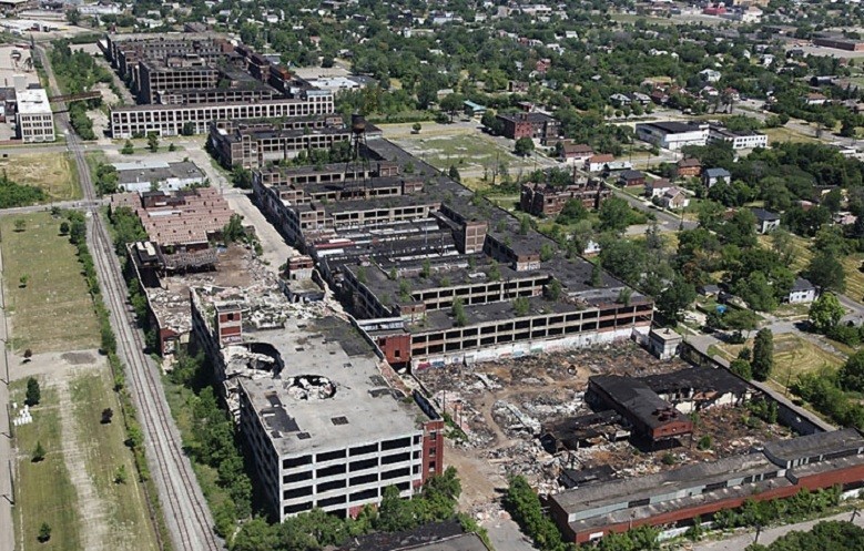 Заброшенный автомобильный завод Packard в Детройте
