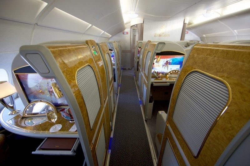 Пассажир рейса Emirates заснял, как стюардесса сливает не выпитое шампанское обратно в бутылку